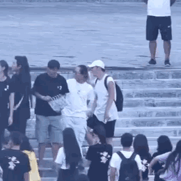 扫楼现场，打。↓