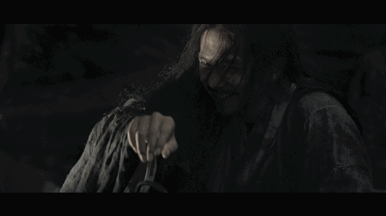 预告里配合台词来看的话，这个笑容的确非常微妙。