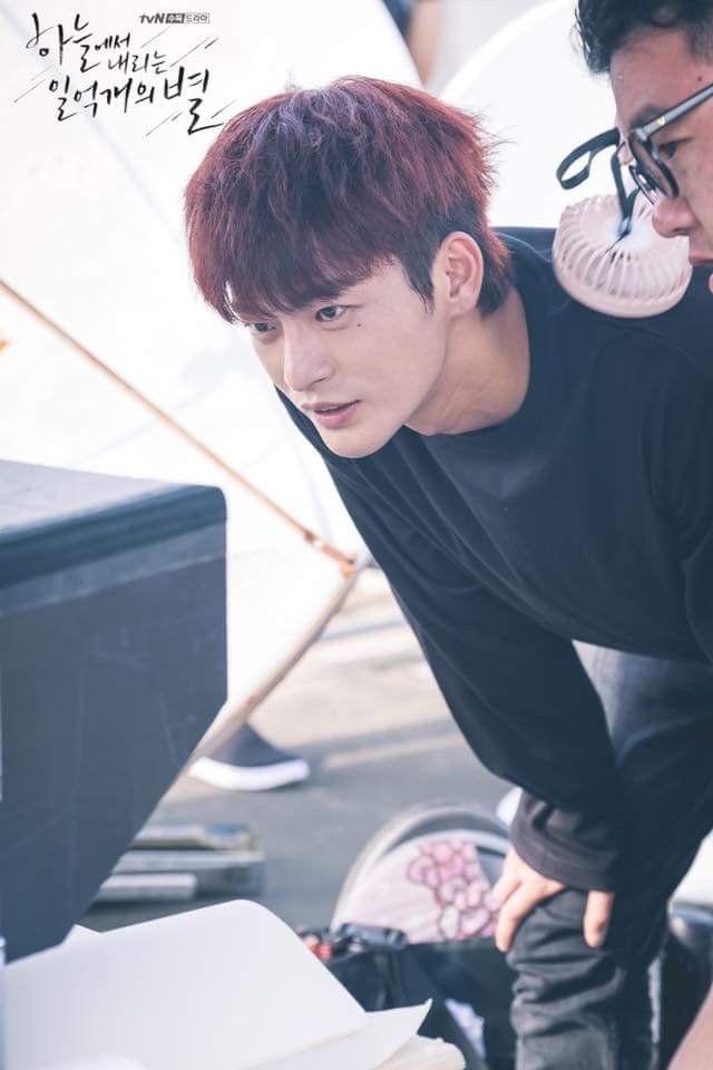 海报剧照剧情:tvn将翻拍《从天而降的一亿颗星星》