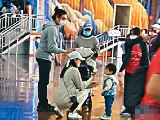 吴奇隆刘诗诗带儿子游玩