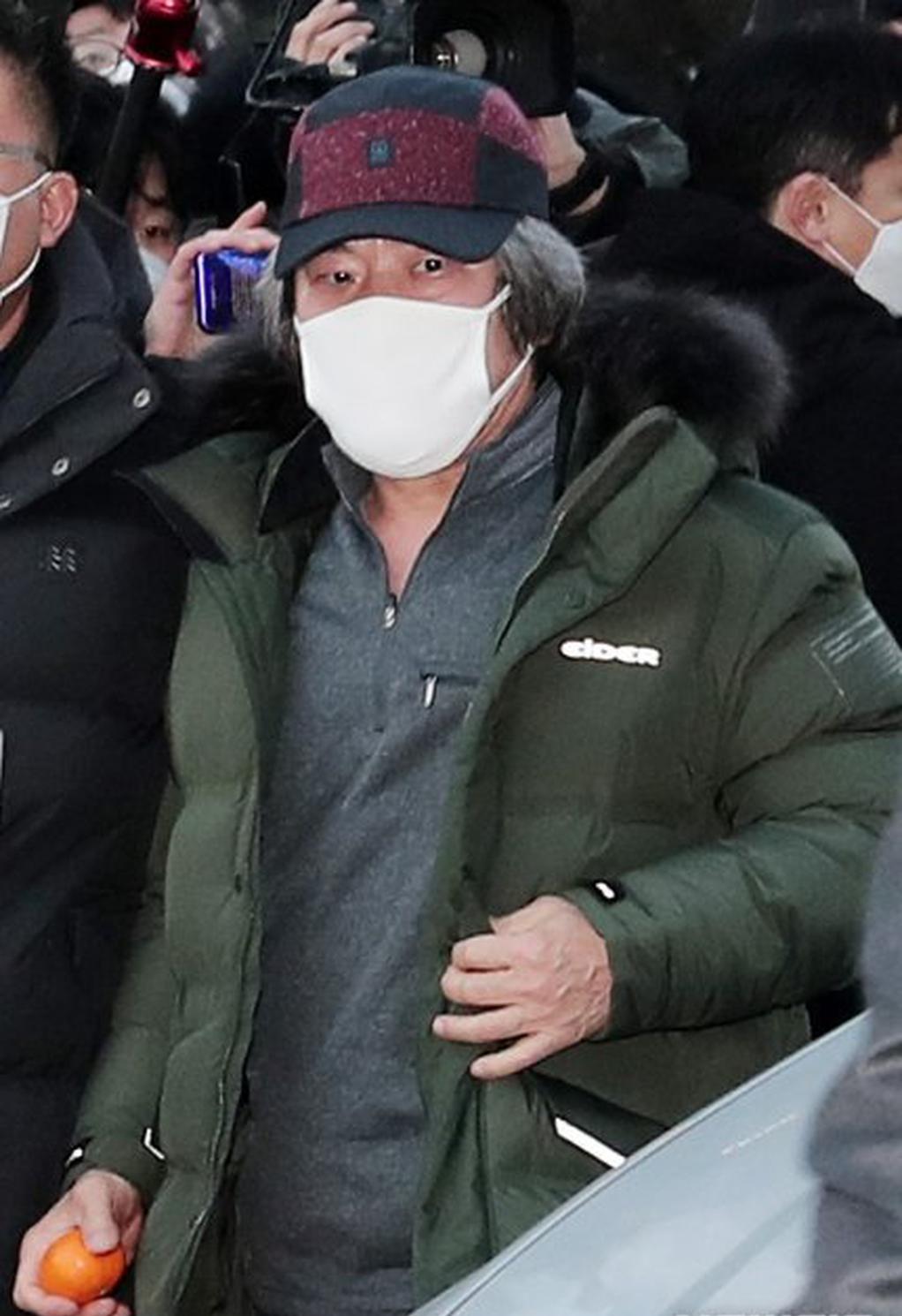 组图：群众猛踩素媛案罪犯乘坐车辆 现场一度失控