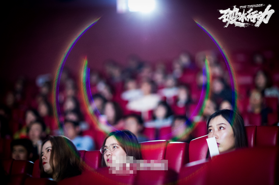 观众被情节所吸