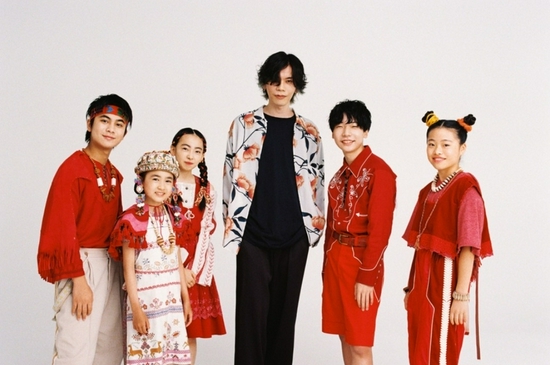 foorin组合与歌手米津玄师合影