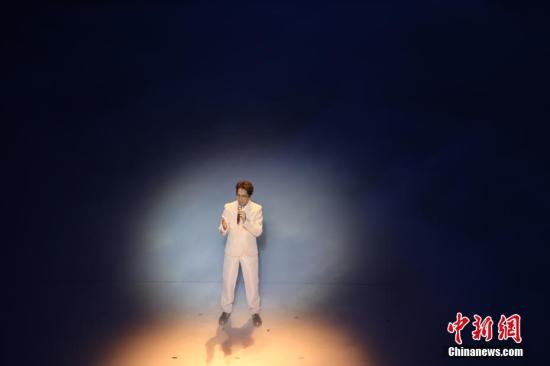 　　11月19日晚，第28届金鸡百花电影节在福建厦门开幕。图为林志炫演唱歌曲《没离开过》。中新社记者 李思源 摄