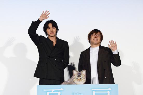 7月5日东京左起山崎贤人、导演三木孝浩出席电影《进入盛夏之门》上映纪念见面会