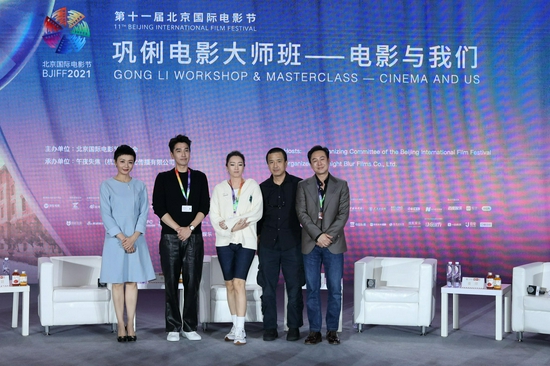 巩俐与娄烨、退戏赵又廷、巩俐张颂文合影