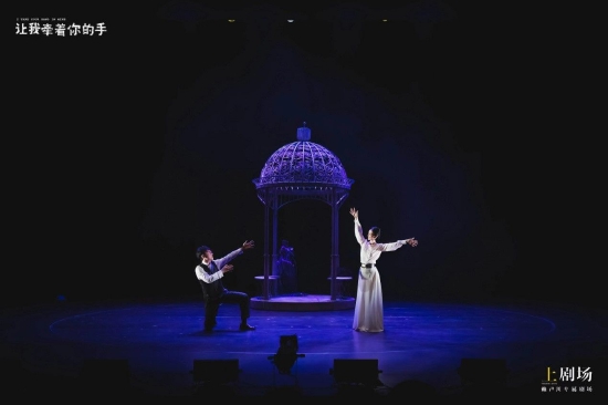 黄圣依主演话剧《让我牵着你的手》上海开演 黄圣依主演话剧《让我牵着你的手》上海开演