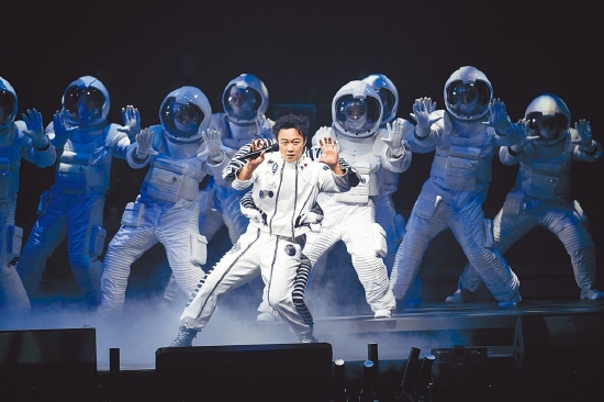 陳奕迅（中）穿上太空人裝，跟太空人舞者一同登場。