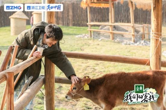 张新成《咱们的东说念主皮客栈》剧照