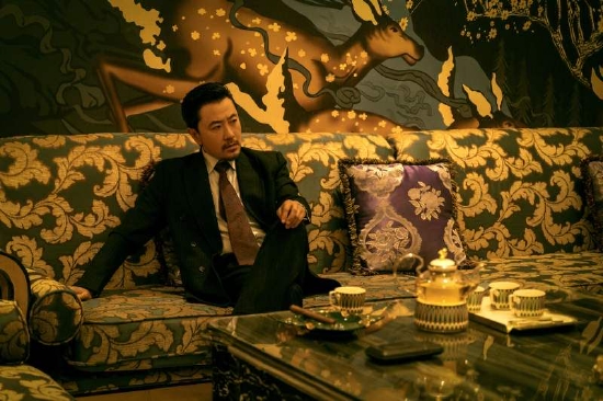 《他是谁》中，赵阳饰演的聂宝华有很多场景都是坐在大沙发上的。