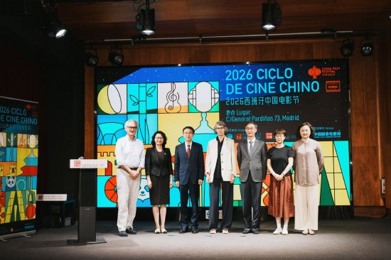 　　嘉宾合影（从左至右分别为：拉里·利文、张旭霞、杨武军、瓦莱里亚·坎波雷西、姚敬、龚佳佳、杨长青）