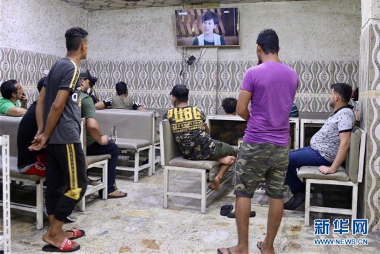 这是8月23日在伊拉克巴格达市一家咖啡馆拍摄的人们在看《媳妇的美好时代》电视剧。 新华社发（哈利勒·达伍德 摄）