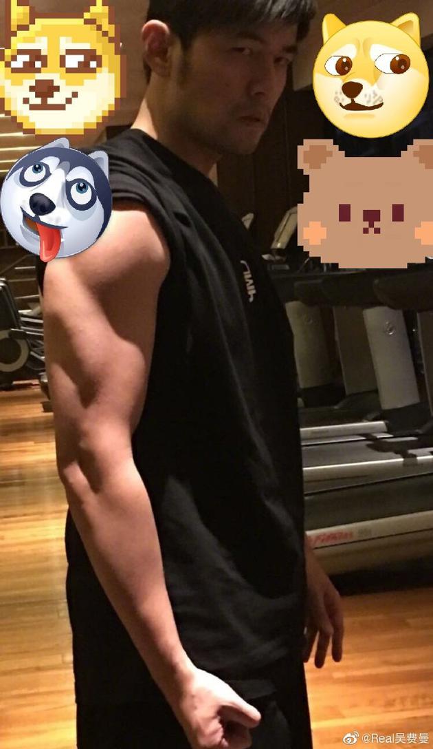 迷弟眼中的爱豆!费曼晒周杰伦肌肉照为他庆生