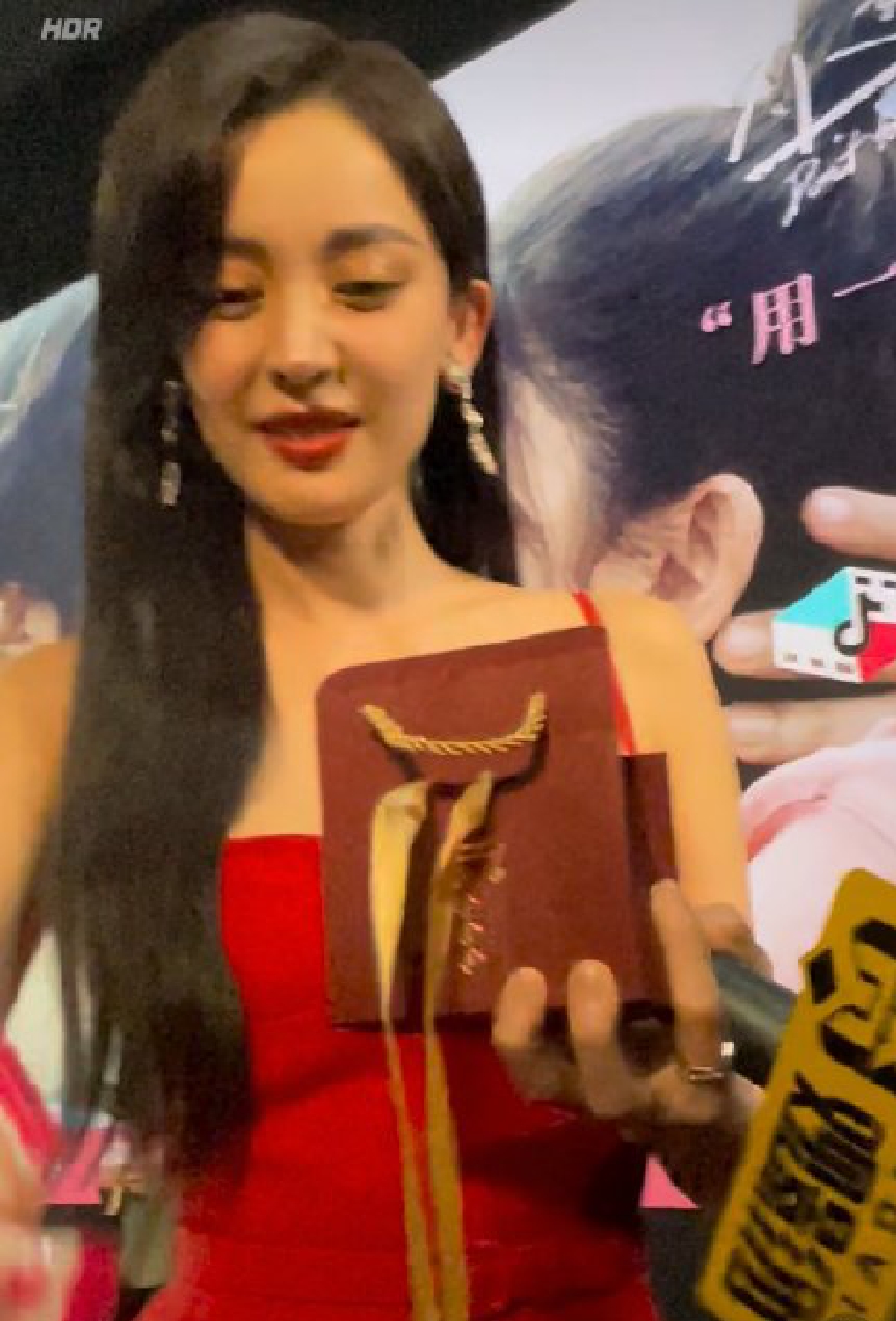 组图：娜扎新电影首映现场发喜糖红裙长发温柔甜美第3张图片