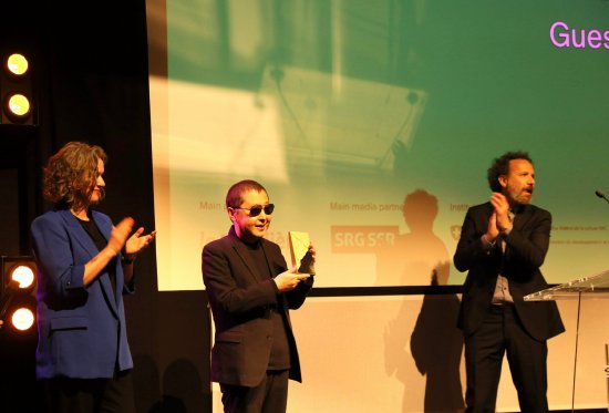 賈樟柯頒發象徵藝術成就的“榮譽大獎”