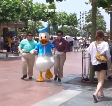 迪士尼“赶鸭子上架 ” 唐老鸭被架起狂奔超爆笑