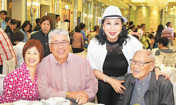 民歌天后奚秀兰贺入行50年获百岁粉丝捧场