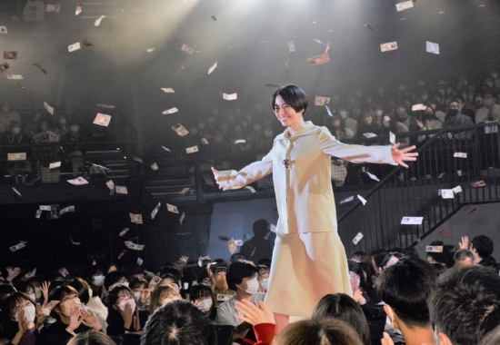 长泽雅美主演电影《行骗天下JP 英雄篇》首映仪式现场撒钱