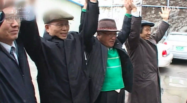 　　郑元燮（绿衣者）2008年洗清罪嫌，举着双手喊万岁，他当年因承受不住严刑苦打被迫认罪。（图／翻摄自SBS）
