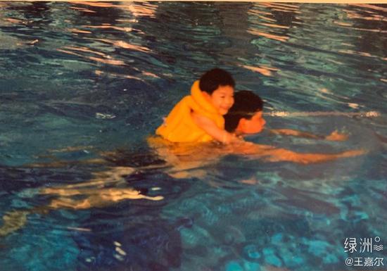 王嘉尔儿时与父亲游泳