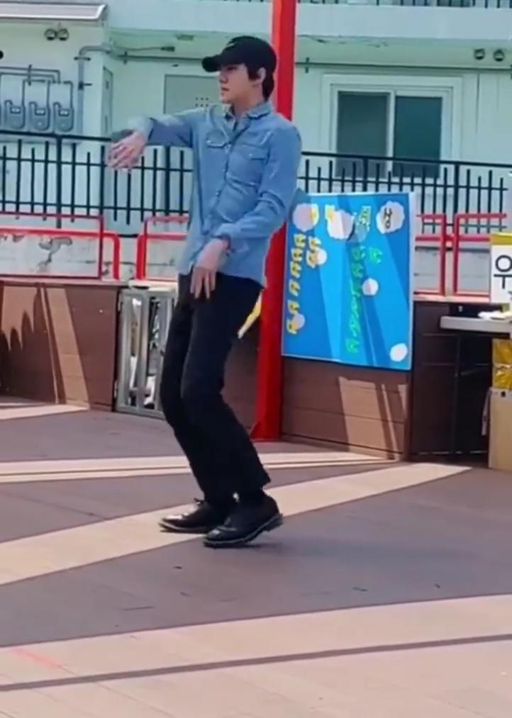 組圖：吳世勳在兒童福利機構做義工現場跳舞 打扮帥氣暖心十足