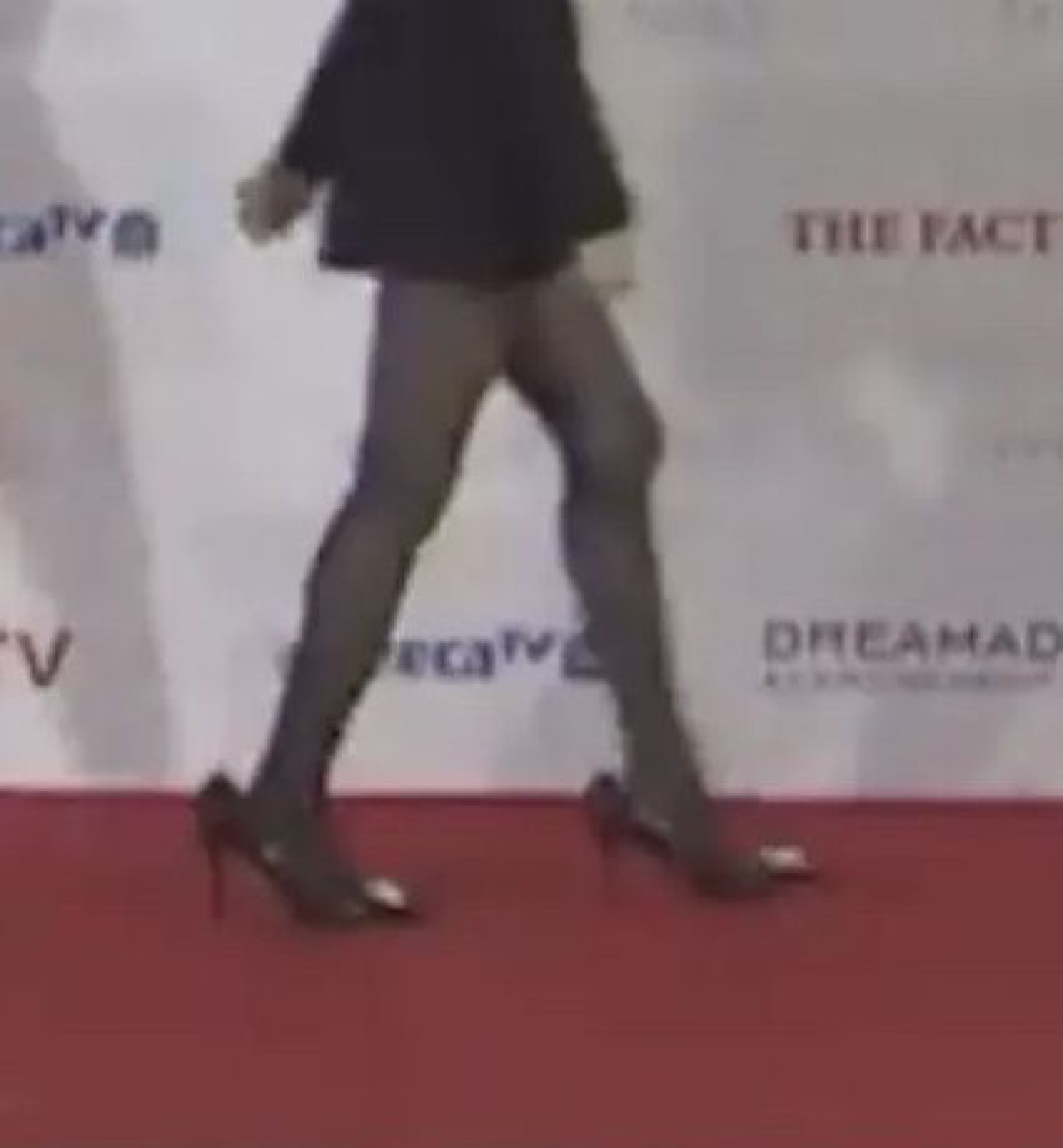 組圖：IVE亮相TMA紅毯 成員金秋天高跟鞋碼數過大引爭議