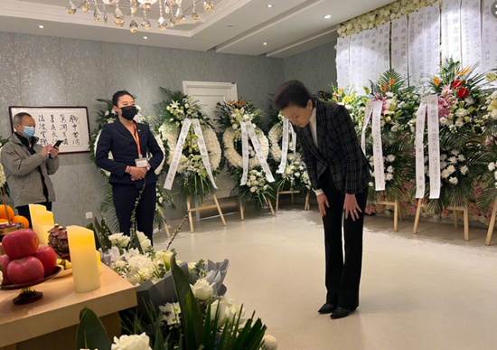 杨澜现身陈汉元追悼会现场 深鞠躬送别发长文缅怀 杨澜现身陈汉元追悼会现场 深鞠躬送别发长文缅怀