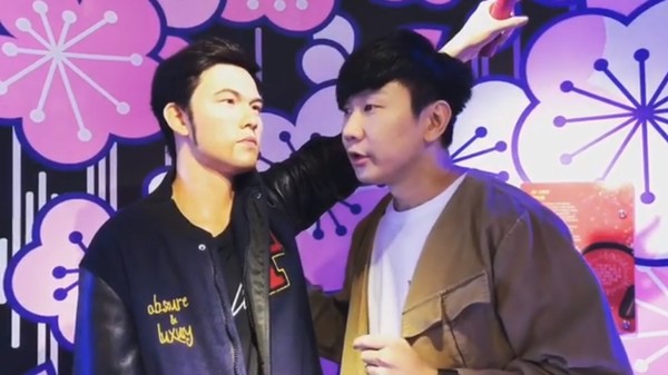 林俊杰搞笑跟周杰伦蜡像对话。