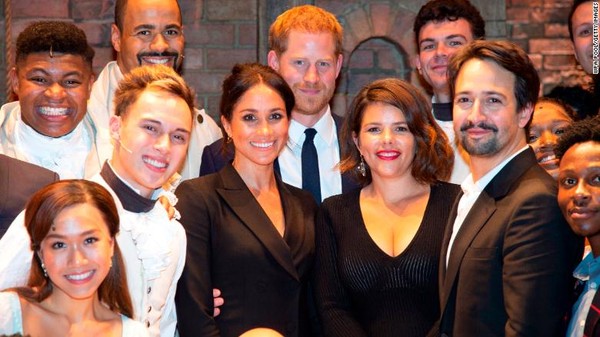 哈利王子和新婚妻子梅根一起出席公益音乐剧，和剧作家（右三）米兰达女士以及所有剧组人员合照。