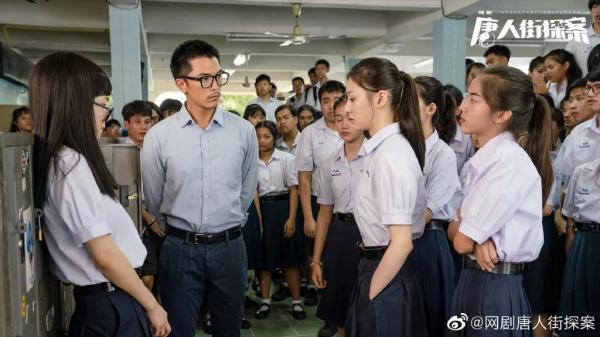 邱泽饰演的林默,白天是一名化学老师