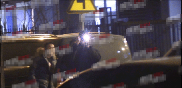 王凯与童瑶聚餐 遇狗仔偷拍后拿手机开闪光灯反拍