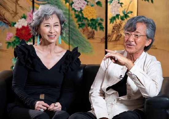 8月4日，林子祥（右）和叶蒨文接受新华社记者采访。新华社记者 吕小炜 摄