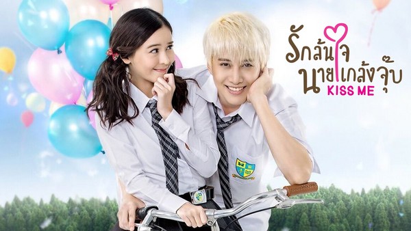 Aom(左)拍摄泰版《恶作剧之吻》时,模样清新可爱