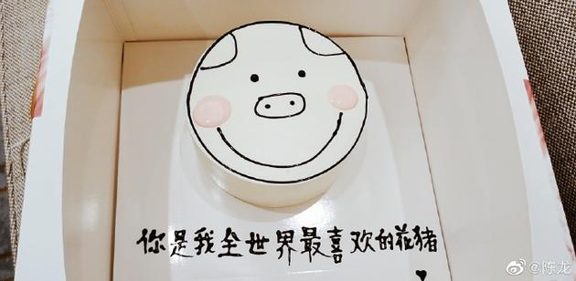陈龙晒章龄之送的蛋糕 玩谐音梗感谢爱妻甜蜜满满