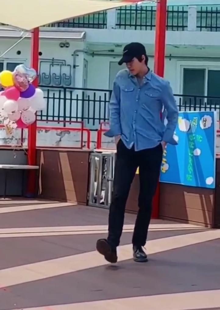 組圖：吳世勳在兒童福利機構做義工現場跳舞 打扮帥氣暖心十足