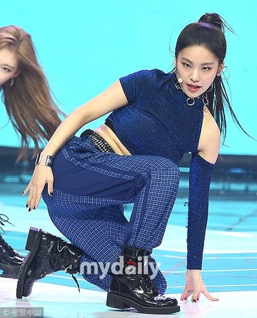 ITZY队长艺智在舞台上非常有气势。