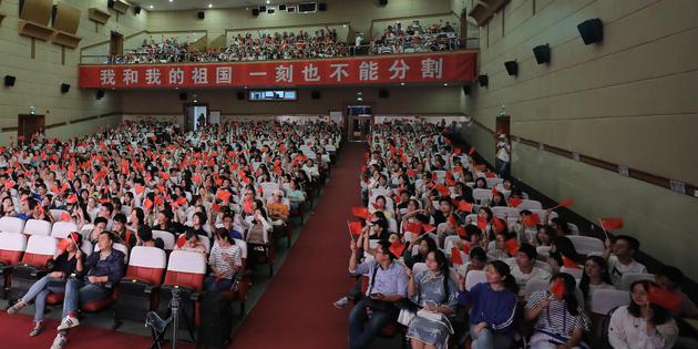 电影《我和我的祖国》上海路演-现场学生热情高涨