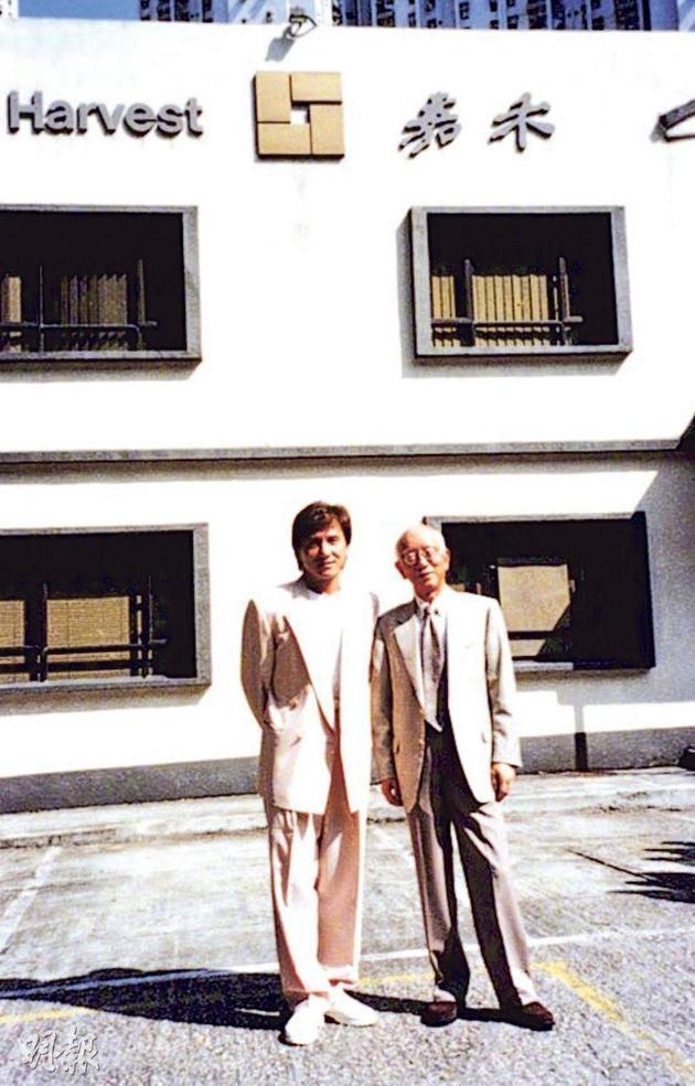 成龙忆述当年加盟嘉禾，邹文怀希望他重新开始，把他的英文名Jacky改成Jackie。