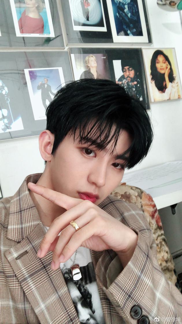 蔡徐坤晒黑发自拍