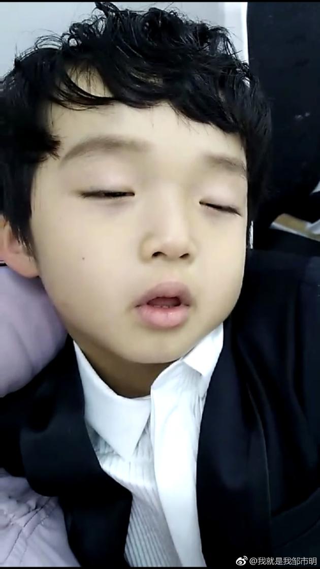 邹市明次子困到不行 轩轩精神百倍热衷"撩妹"