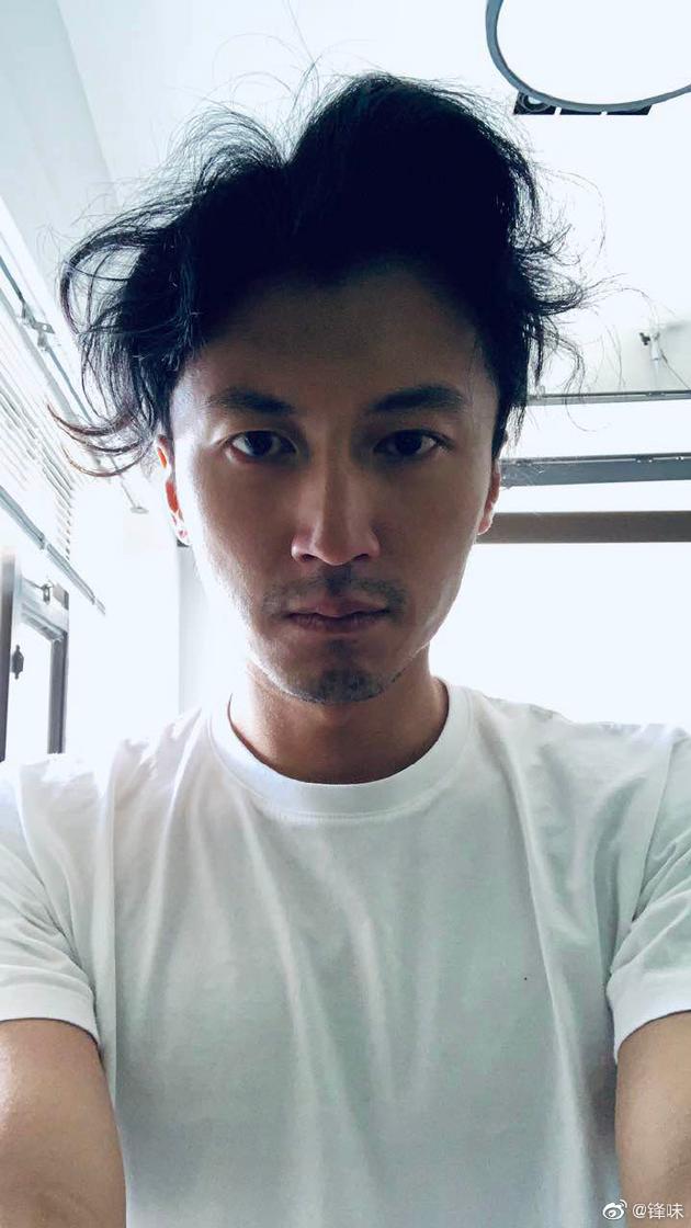 有颜就是任性!谢霆锋晒睡醒照头发凌乱显狂野