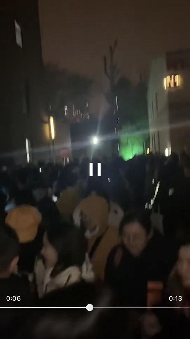 有网友晒出现场视频，大批粉丝被挡在门口进不去