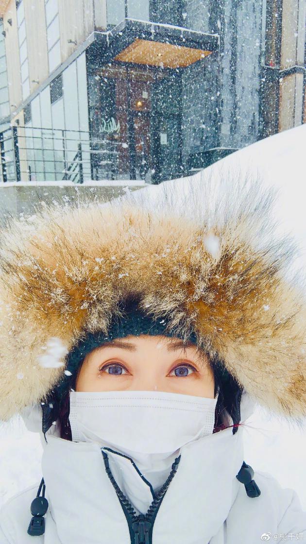 杨千嬅戴口罩晒雪景自拍 暖心提醒做好防护工作