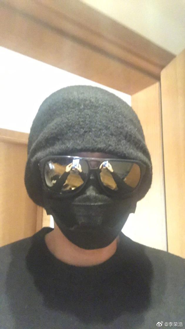李荣浩帽子墨镜口罩样样全 防护严实遮到不露脸