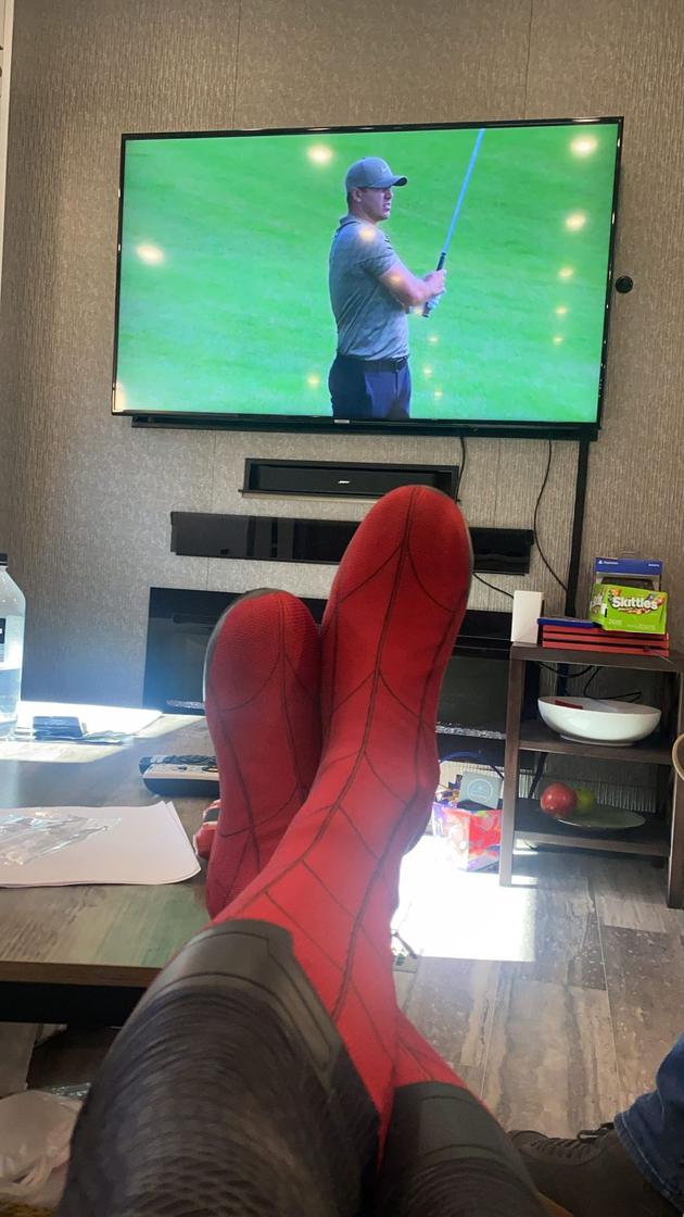 荷兰弟穿蜘蛛侠制服看高尔夫网评忘了还制服