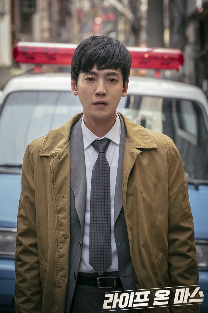 海报剧照剧情:《火星生活》翻拍自英国bbc同名电视剧,讲述了一名因