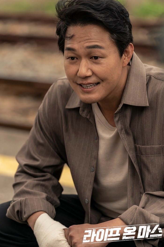 刑警为了重回现代而孤军奋战的故事,朴成雄有望饰演刑警姜东哲(音译)