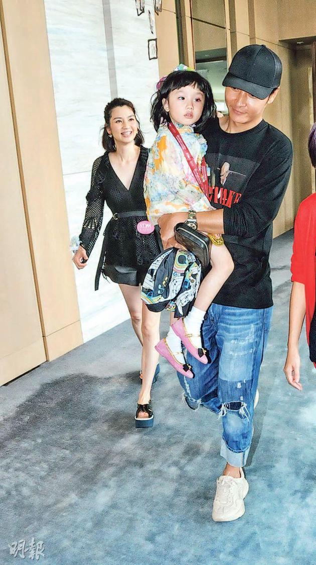 张丹峰与经纪人传绯闻后，首次与洪欣公开露面，他抱着爱女匆忙入场，洪欣甜笑跟随。