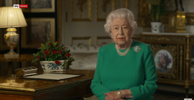英国女王5日发表电视讲话截图（天空新闻）