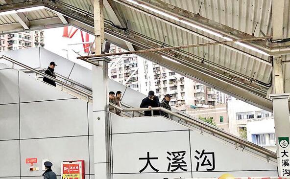 图：王家卫（右二）低调现身重庆大溪沟地铁站。